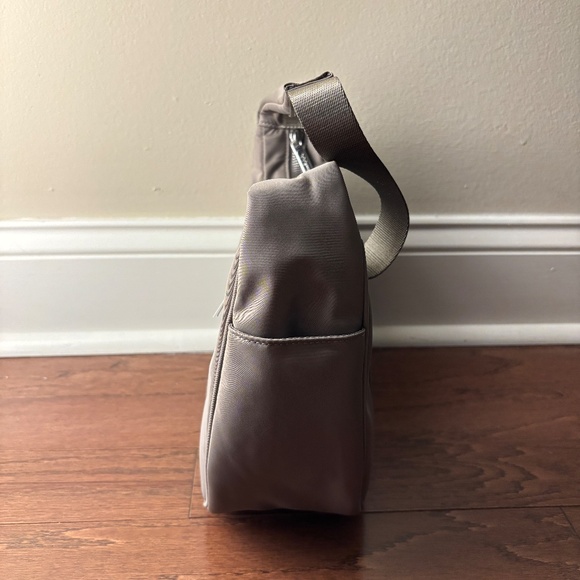 Lululemon City Essentials Shoulder Bag 4L - Picture 4 of 8